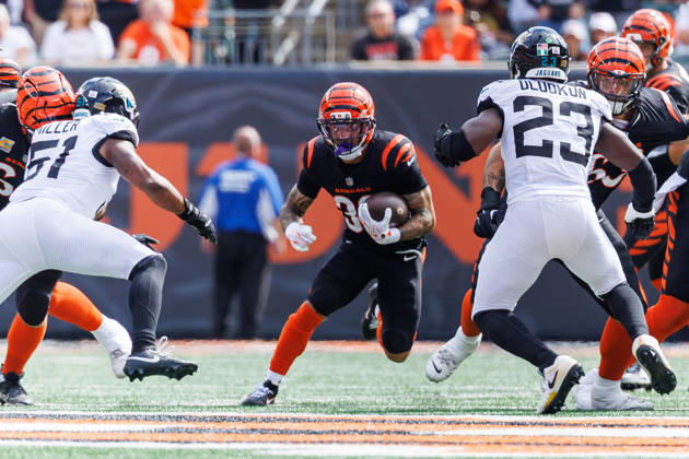 Oct 4, 2026; Cincinnati, OH, USA; Cincinnati Bengals running back Chase Brown (30) runs with the ball during NFL, American Football Herren, USA game action against the Jacksonville Jaguars at Paycor Stadium. Mandatory Credit: -Cal Media - ZUMAc04_ 20261004_zma_c04_548 Copyright: xJohnxMersitsx