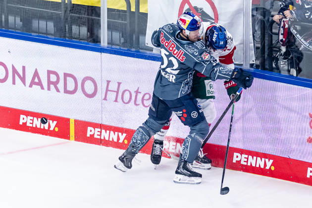Battle for the Puck: Face-off between Patrick Hager (EHC Red Bull Munich, 52) and Cameron Wright (Augsburger Panther, 16 GER), EHC Red Bull Munich vs. Augsburger Panther, DEL, 2026–2027 season, Matchday 6, October 4, 2026 Photo: HMB Media, Franz Feiner Copyright: HMBxMedia FranzxFeiner