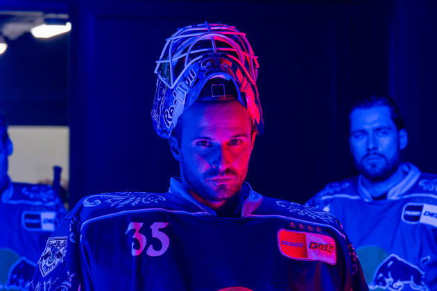 Mathias Niederberger, goalie for EHC Red Bull Munich, 35, waits in the players’ tunnel, bathed in red and blue light, for the team to take the ice. Portrait, GER, EHC Red Bull Munich vs. Augsburger Panther, DEL, 2026–2027 season, Matchday 6, October 4, 2026. Photo: HMB Media, Heike Feiner Copyright: HMBxMedia HeikexFeiner