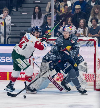 Ville Pokka, EHC Red Bull Munich, No. 22, defends against Donald D. J. Busdeker, Augsburger Panther, No. 14, GER; EHC Red Bull Munich vs. Augsburger Panther, DEL, 2026–2027 season, Matchday 6, October 4, 2026 Photo: HMB Media, Heike Feiner Copyright: HMBxMedia HeikexFeiner