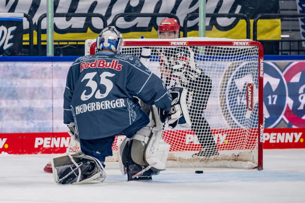 Mathias Niederberger, goaltender for EHC Red Bull Munich, 35, concedes the goal that ties the game at 1–1. GER, EHC Red Bull Munich vs. Augsburger Panther, DEL, 2026–2027 season, Matchday 6, October 4, 2026. Photo: HMB Media, Heike Feiner Copyright: HMBxMedia HeikexFeiner