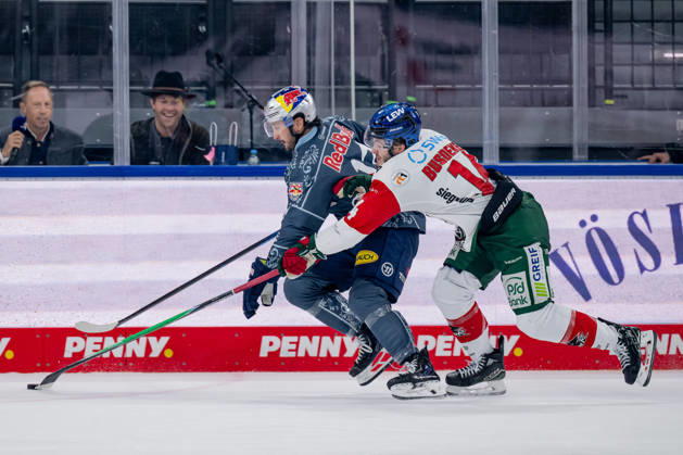 Battle for the Puck: Face-off between Taro Hirose (EHC Red Bull Munich, 17) and Donald D. J. Busdeker (Augsburger Panther, 14, GER), EHC Red Bull Munich vs. Augsburger Panther, DEL, 2026–2027 season, Matchday 6, October 4, 2026. Photo: HMB Media, Heike Feiner Copyright: HMBxMedia HeikexFeiner