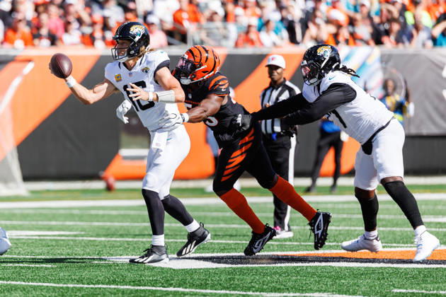 Oct 4, 2026; Cincinnati, OH, USA; Jacksonville Jaguars quarterback Trevor Lawrence (16) passes the ball as he is pressured by Cincinnati Bengals defensive lineman Boye Mafe (53) during NFL, American Football Herren, USA game action at Paycor Stadium. Mandatory Credit: -Cal Media - ZUMAc04_ 20261004_zma_c04_573 Copyright: xJohnxMersitsx