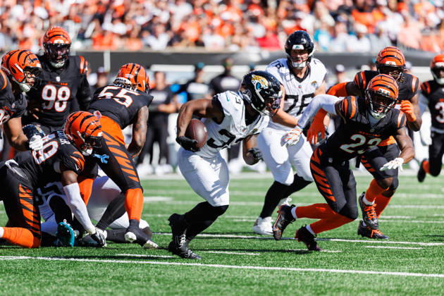 Oct 4, 2026; Cincinnati, OH, USA; Jacksonville Jaguars running back Bhayshul Tuten (33) runs with the ball as Cincinnati Bengals defensive back Daxton Hill (23) pursues during NFL, American Football Herren, USA game action at Paycor Stadium. Mandatory Credit: -Cal Media - ZUMAc04_ 20261004_zma_c04_579 Copyright: xJohnxMersitsx