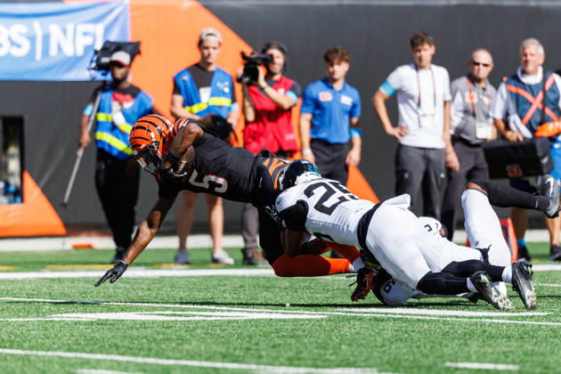 Oct 4, 2026; Cincinnati, OH, USA; Cincinnati Bengals wide receiver Tee Higgins (5) is tackled by Jacksonville Jaguars safety Rayuan Lane III (25) during NFL, American Football Herren, USA game action at Paycor Stadium. Mandatory Credit: -Cal Media - ZUMAc04_ 20261004_zma_c04_582 Copyright: xJohnxMersitsx