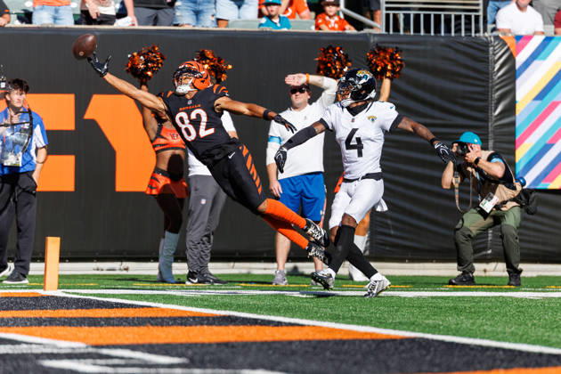 Oct 4, 2026; Cincinnati, OH, USA; Cincinnati Bengals wide receiver Mitch Tinsley (82) reaches for the ball as Jacksonville Jaguars defensive back Jarrian Jones (4) defends during NFL, American Football Herren, USA game action at Paycor Stadium. Mandatory Credit: -Cal Media - ZUMAc04_ 20261004_zma_c04_599 Copyright: xJohnxMersitsx