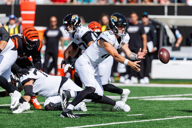 Oct 4, 2026; Cincinnati, OH, USA; Jacksonville Jaguars quarterback Trevor Lawrence (16) pitches the ball during NFL, American Football Herren, USA game action against the Cincinnati Bengals at Paycor Stadium. Mandatory Credit: -Cal Media - ZUMAc04_ 20261004_zma_c04_611 Copyright: xJohnxMersitsx