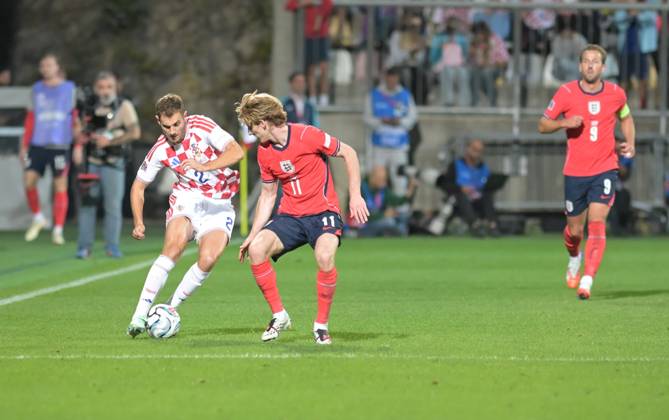 UEFA Nations League League A, Group C, Round 3, 2026–27, soccer match between Croatia and England, Dean Sculac Rujevica Stadium, Rijeka, Croatia, October 3, 2026: Anthony Gordon (England, No. 11) competes for the ball with Josip Stanisic (Croatia, No. 2) during the UEFA Nations League League A, Group C, Round 3, 2026–27, soccer match between Croatia and England at Dean Sculac Rujevica Stadium in Rijeka, Croatia, October 3, 2026 Copyright: xBEAUTIFULxSPORTS Stanusicx