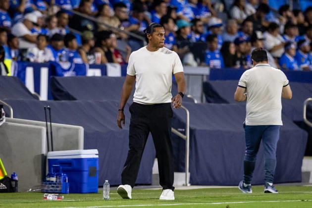 Los Angeles Galaxy v Cruz Azul Frindly Match Cruz Azul Head Coach Joel Huiqui looks on during the friendly football match between Los Angeles Galaxy and Cruz Azul at Dignity Health Park. on October 4, 2026 in Carson, California. (Photo by Arturo Cordero Eyepix Group) Copyright: xArturoxCordero xEyepixxGroupx AC_04102026_198245