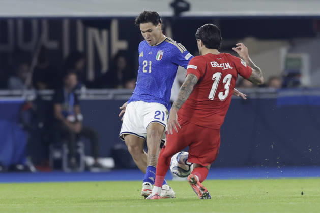 UEFA Nations League football match Italy vs Turkey Antonio Vergara of Italy challenges for the ball with Eren Elmal of Turkiye during UEFA Nations League football match (League A, Group A1) between Italy vs Turkey at the Renato Dall Ara stadium in Bologna on October 05, 2026. _BPH2881 Copyright: xAntonioxBalascox