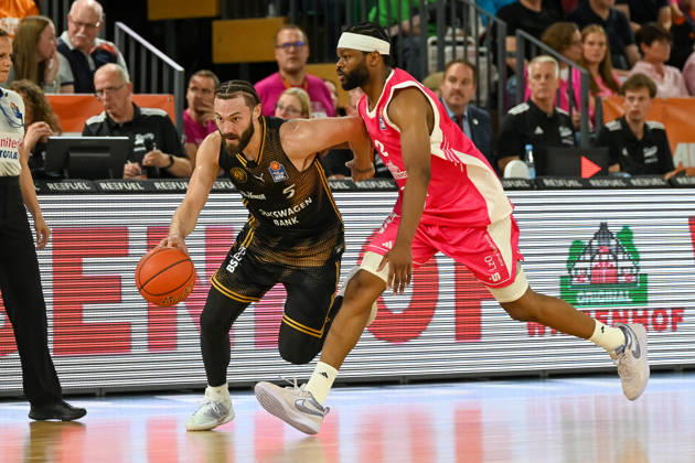 Devin Askew of Basketball Löwen Braunschweig, No. 05, up against Lloyd Pandi of RASTA Vechta, No. 02; RASTA Vechta vs. Basketball Löwen Braunschweig, easyCredit Basketball Bundesliga, Matchday 4, 2026–2027 season, October 5, 2026, RASTA Vechta vs. Basketball Löwen Braunschweig, easyCredit Basketball Bundesliga, Matchday 4, 2026–2027 season, October 5, 2026, Vechta Copyright: xEibner-Pressefoto RobertxGertzenx EP_RGN