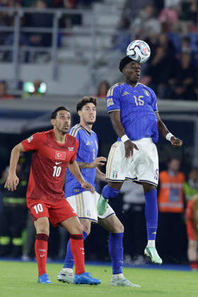 UEFA Nations League football match Italy vs Turkey Issa Doumbia of Italy challenges for the ball with Irfan Can Kahveci of Turkiye during UEFA Nations League football match (League A, Group A1) between Italy vs Turkey at the Renato Dall Ara stadium in Bologna on October 05, 2026. _BPH3577 Copyright: xAntonioxBalascox