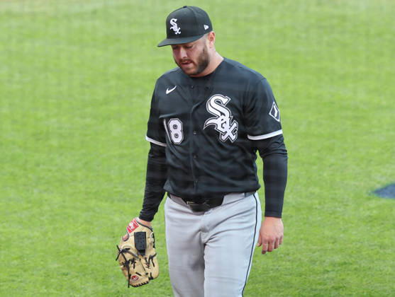 Chicago White Sox starting pitcher Anthony Kay (18) walks off the field after being taken out of the game in the first inning with two Cleveland Guardians on base in an MLB, Baseball Herren, USA American League Division Series playoff game at Progressive Field in Cleveland, Ohio, on Monday, October 5, 2026.  CLE20261005705 AARONxJOSEFCZYK