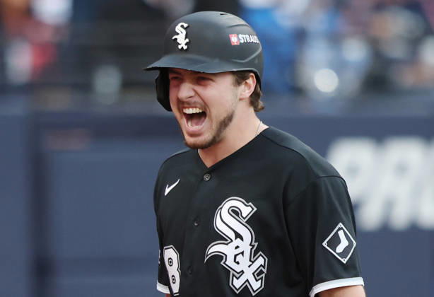 Chicago White Sox Kyle Teel (8) celebrates after scoring on an rbi-single by Munetaka Murakami against the Cleveland Guardians in the fourth inning in an MLB, Baseball Herren, USA American League Division Series playoff game at Progressive Field in Cleveland, Ohio, on Monday, October 5, 2026.  CLE20261005713 AARONxJOSEFCZYK