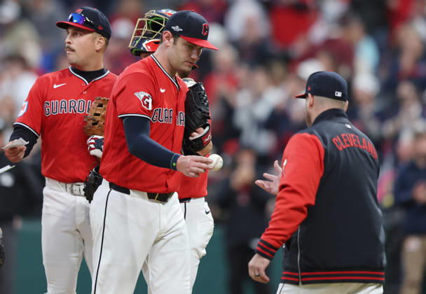 Cleveland Guardians pitcher Gavin Williams (32) is taken out of the game in the sixth inning after striking out 11 Chicago White Sox players in an MLB, Baseball Herren, USA American League Division Series playoff game at Progressive Field in Cleveland, Ohio, on Monday, October 5, 2026.  CLE20261005718 AARONxJOSEFCZYK