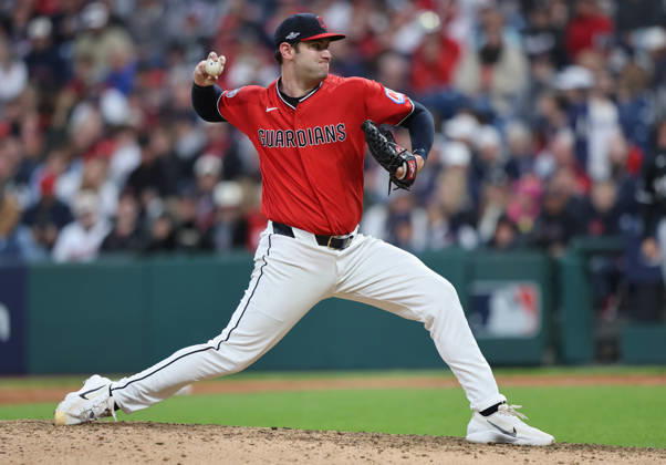Cleveland Guardians pitcher Gavin Williams (32) throws in the sixth inning against the Chicago White Sox in an MLB, Baseball Herren, USA American League Division Series playoff game at Progressive Field in Cleveland, Ohio, on Monday, October 5, 2026.  CLE20261005719 AARONxJOSEFCZYK