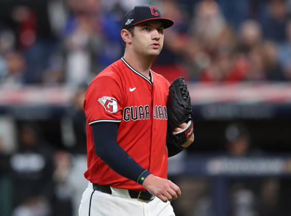 Cleveland Guardians pitcher Gavin Williams (32) leaves the game in the sixth inning after striking out 11 Chicago White Sox players in an MLB, Baseball Herren, USA American League Division Series playoff game at Progressive Field in Cleveland, Ohio, on Monday, October 5, 2026.  CLE20261005720 AARONxJOSEFCZYK