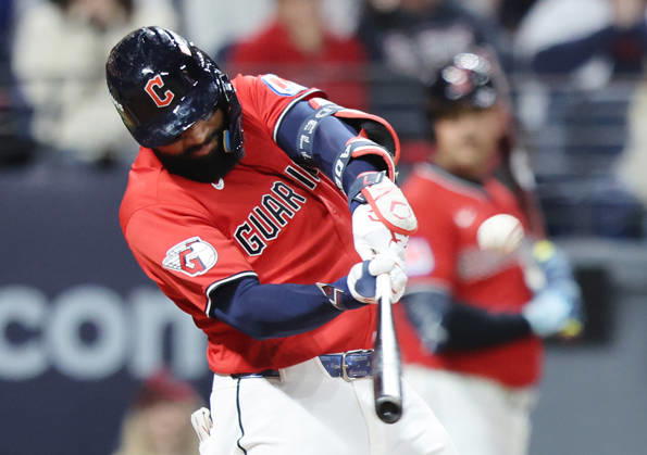 Cleveland Guardians designated hitter Jo Adell (7) hits an rbi-triple in the eighth inning against the Chicago White Sox in an MLB, Baseball Herren, USA American League Division Series playoff game at Progressive Field in Cleveland, Ohio, on Monday, October 5, 2026.  CLE20261005728 AARONxJOSEFCZYK