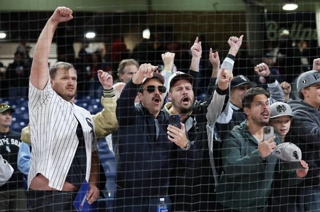 Chicago White Sox fans celebrate after the White Sox defeated the Cleveland Guardians 4-3 in an MLB, Baseball Herren, USA American League Division Series playoff game at Progressive Field in Cleveland, Ohio, on Monday, October 5, 2026. The White Sox take a 2-0 lead in the best-of-five series.  CLE20261005733 AARONxJOSEFCZYK