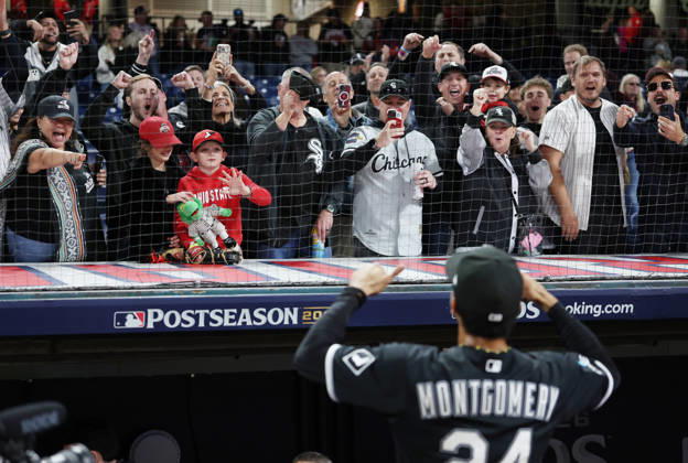 Chicago White Sox right fielder Braden Montgomery (24) waves to White Sox fans after they defeated the Cleveland Guardians 4-3 in an MLB, Baseball Herren, USA American League Division Series playoff game at Progressive Field in Cleveland, Ohio, on Monday, October 5, 2026. The White Sox take a 2-0 lead in the best-of-five series.  CLE20261005735 AARONxJOSEFCZYK