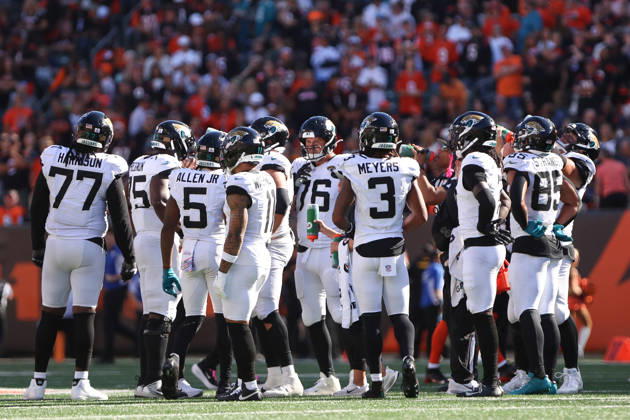 CINCINNATI, OH - OCTOBER 04: The Jacksonville Jaguars offense stands on the field during the game between the Jacksonville Jaguars and the Cincinnati Bengals at Paycor Stadium on October 4, 2026 in Cincinnati, OH. (Photo by Ian Johnson Icon Sportswire) NFL, American Football Herren, USA OCT 04 Jaguars at Bengals EDITORIAL USE ONLY Icon261004154