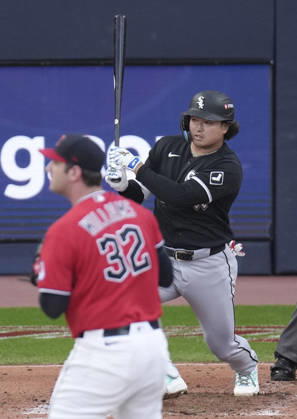 Baseball: Division Series between White Sox and Guardians Munetaka Murakami of the Chicago White Sox hits a single in the fourth inning of Game 2 of the American League Division Series against the Cleveland Guardians at Progressive Field in Cleveland, Ohio, on Oct. 5, 2026.  A14AA0005630246P