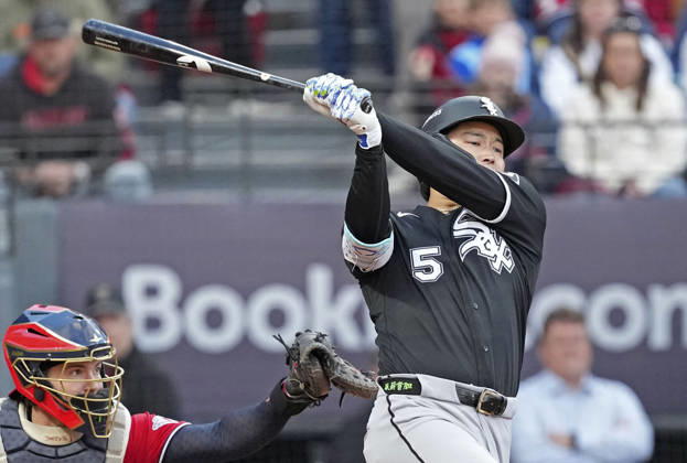 Baseball: Division Series between White Sox and Guardians Munetaka Murakami of the Chicago White Sox hits a single in the fourth inning of Game 2 of the American League Division Series against the Cleveland Guardians at Progressive Field in Cleveland, Ohio, on Oct. 5, 2026.  A14AA0005630248P