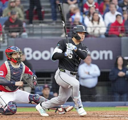 Baseball: Division Series between White Sox and Guardians Munetaka Murakami of the Chicago White Sox hits a single in the fourth inning of Game 2 of the American League Division Series against the Cleveland Guardians at Progressive Field in Cleveland, Ohio, on Oct. 5, 2026. A14AA0005630250P