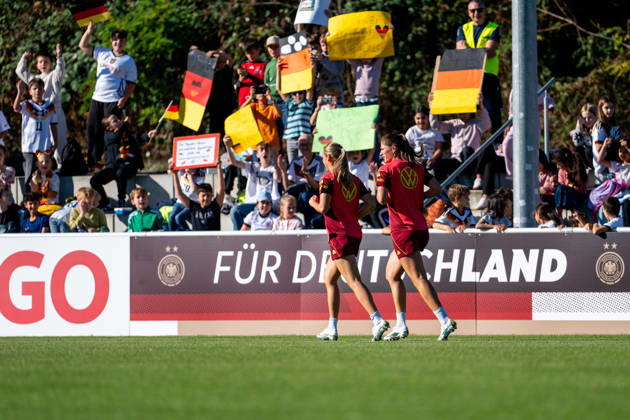 October 6, 2026, GER, Soccer, Women, Practice, DFB German National Team: Marie Müller (Germany), Melissa Kössler (Germany); in the background, fans—schoolchildren from the Baden Soccer Association—in the stands with flags and posters; Heidelberg ASV Eppelheim, Baden-Württemberg, Germany Copyright: xNordphoto Memmlerx