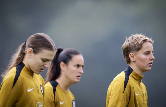 ZEIST - Isa Kardinaal (r) during a training session of the Dutch women s football team in preparation for the World Cup qualifying match against Hungary. ROBIN VAN LONKHUIJSEN ANP xVIxANPxSportx xxANPxIVx 571673529 originalFilename: 571673529.jpg