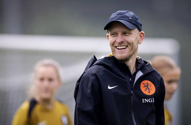 ZEIST - National coach Arjan Veurink during a training session of the Dutch women s football team in preparation for the World Cup qualifying match against Hungary. ROBIN VAN LONKHUIJSEN ANP xVIxANPxSportx xxANPxIVx 571673540 originalFilename: 571673540.jpg