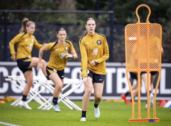 ZEIST - Lotte Keukelaar during a training session of the Dutch women s football team in preparation for the World Cup qualifying match against Hungary. ROBIN VAN LONKHUIJSEN ANP xVIxANPxSportx xxANPxIVx 571674695 originalFilename: 571674695.jpg