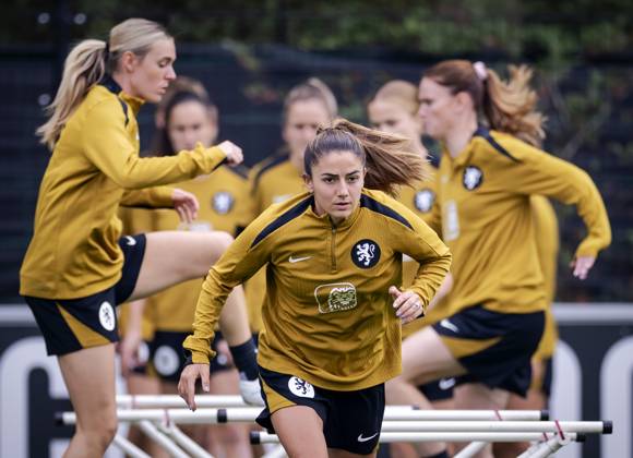 ZEIST - Daniëlle van de Donk during a training session of the Dutch women s football team in preparation for the World Cup qualifying match against Hungary. ROBIN VAN LONKHUIJSEN ANP xVIxANPxSportx xxANPxIVx 571675897 originalFilename: 571675897.jpg