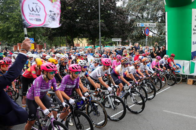 The Start Of The Tre Valli Varesine Women s Race 2026 In Busto Arsizio (VA) Cyclists line up at the start of the Tre Valli Varesine Women s race in Busto Arsizio, Italy, on October 6, 2026. Busto Arsizio Italy  Copyright: xRobertaxCorradinx originalFilename:corradin-notitle261006_np4jy.jpg