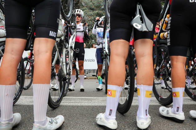 The Start Of The Tre Valli Varesine Women s Race 2026 In Busto Arsizio (VA) Cyclists line up at the start of the Tre Valli Varesine Women s race in Busto Arsizio, Italy, on October 6, 2026. Busto Arsizio Italy  Copyright: xRobertaxCorradinx originalFilename:corradin-notitle261006_nprTm.jpg