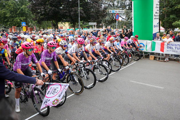 The Start Of The Tre Valli Varesine Women s Race 2026 In Busto Arsizio (VA) Cyclists line up at the start of the Tre Valli Varesine Women s race in Busto Arsizio, Italy, on October 6, 2026. Busto Arsizio Italy  Copyright: xRobertaxCorradinx originalFilename:corradin-notitle261006_npT2e.jpg