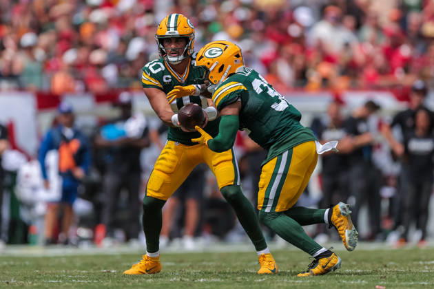 Oct 4, 2026; Tampa, FL, USA; Green Bay Packers quarterback Jordan Love (10) hands the ball off to Green Bay Packers running back Chris Brooks (30) during the NFL, American Football Herren, USA game between the Green Bay Packers and Tampa Bay Buccaneers at Raymond James Stadium. Mandatory Credit: Taylor McFee-Cal Media Tampa USA - ZUMAc04_ 20261004_zma_c04_656 Copyright: xTaylorxMcfeex