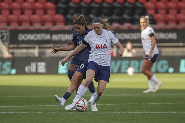 LEYTON, ENGLAND - October 04: Signe Gaupset (8) of Tottenham Hotspur on the ball while Danielle van de Donk (10) of London City Lionesses during the Women’s Super League match at Brisbane Road Stadium, Leyton, on October 04, 2026 in London, England Copyright: xJodyxDemay-Daviesx xSPPx Sportspressphoto_SPR247070
