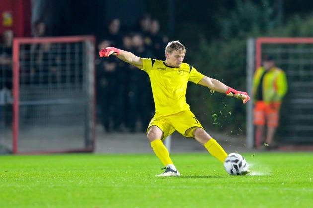 Erio Avdija, Goalkeeper, Unterhaching, 1 with the ball, Isolated shot, Single frame, Action, 10 06 2026, Unterhaching, Germany, Soccer, BFV Association Cup, Quarterfinals, SpVgg Unterhaching vs. SSV Jahn Regensburg xslx