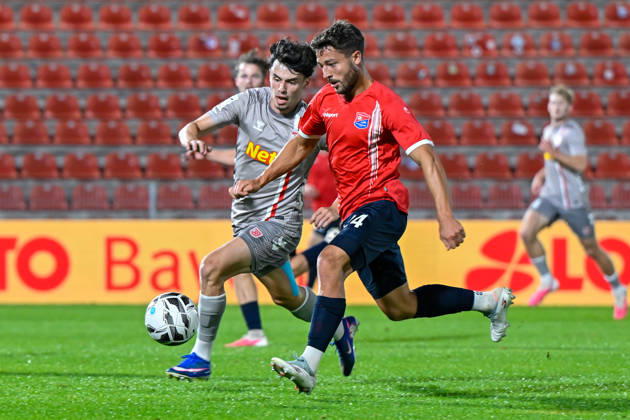 From left: Nicolas Oliveira (Regensburg), 25; Moritz Mueller (Unterhaching), 24; in a one-on-one battle, duel, tackle, dynamic play, action, October 6, 2026, Unterhaching, Germany, soccer, BFV Association Cup, quarterfinals, SpVgg Unterhaching vs. SSV Jahn Regensburg xslx