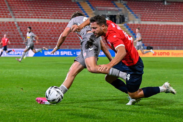 From left: Jakob Seibold (Regensburg), 40; Moritz Mueller (Unterhaching), 24; in a one-on-one battle, duel, tackle, dynamic play, action, October 6, 2026, Unterhaching, Germany, soccer, BFV Association Cup, quarterfinals, SpVgg Unterhaching vs. SSV Jahn Regensburg xslx