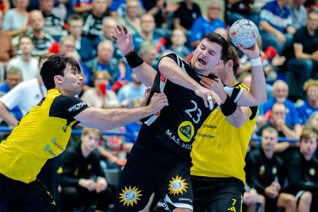 Solingen, October 6, 2026, Handball, Men s, EHF, European League, Group Stage, Matchday 2, 2026–2027, Bergischer HC vs. IK Sävehof, Janik Schrader (Bergischer HC, No. 23) in a one-on-one battle with Tom Poyet (IK Sävehof, No. 7)