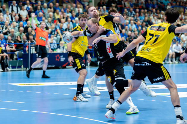 Solingen, October 6, 2026, Handball, Men s, EHF, European League, Group Stage, Matchday 2, 2026–2027, Bergischer HC vs. IK Sävehof, Fynn Hangstein (Bergischer HC), 10, in a one-on-one with Birgir Steinn Jonsson (IK Sävehof), 8