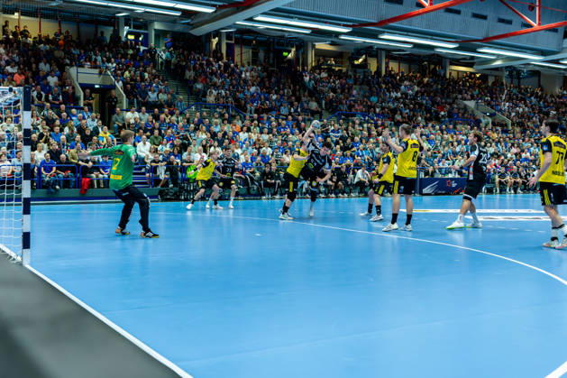 Solingen, October 6, 2026, Handball, Men s, EHF, European League, Group Stage, Matchday 2, 2026–2027, Bergischer HC vs. IK Sävehof, Sören Steinhaus (Bergischer HC) with 53 shots on goal against Peter Johannesson (IK Sävehof), 12
