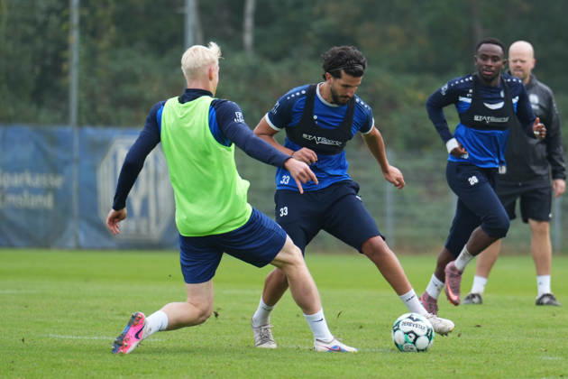 German Soccer, Training Session, 3rd Division, 2026–2027 Season, NVB Campus, SV Meppen, Tuesday, October 6, 2026, morning practice: Stefan Rankin (SV Meppen, No. 33) dribbles past Jona Borsum (SV Meppen, No. 4) Copyright: xLennxLübbersx