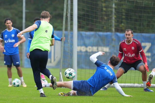 German Soccer, Training Session, 3rd Division, 2026–2027 Season, NVB Campus, SV Meppen, Tuesday, October 6, 2026, morning practice: Tobias Mißner (SV Meppen) blocks a shot by Henrik Wittrock (SV Meppen), 24 Copyright: xLennxLübbersx