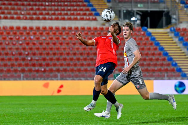 From left: Moritz Mueller (Unterhaching), 24; Leopold Wurm (Regensburg), 37; in a one-on-one battle, duel, tackle, dynamic play, action, October 6, 2026, Unterhaching, Germany, soccer, BFV Association Cup, quarterfinals, SpVgg Unterhaching vs. SSV Jahn Regensburg xslx