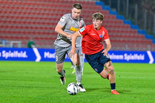 v li Erik Majetschak Regensburg, 13 Marinus Spann Unterhaching, 46 in a one-on-one, duel, tackle, dynamic, action, October 6, 2026, Unterhaching, Germany, soccer, BFV Association Cup, quarterfinals, SpVgg Unterhaching vs. SSV Jahn Regensburg xslx
