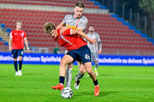 From left: Marinus Spann (Unterhaching), 46; Erik Majetschak (Regensburg), 13; in a one-on-one battle, duel, tackle, dynamic play, action, October 6, 2026, Unterhaching, Germany, soccer, BFV Association Cup, quarterfinals, SpVgg Unterhaching vs. SSV Jahn Regensburg xslx