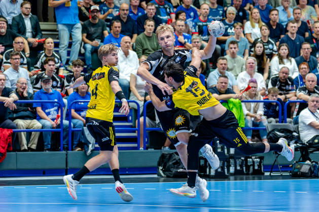 Solingen, October 6, 2026, Handball, Men s, EHF, European League, Group Stage, Matchday 2, 2026–2027, Bergischer HC vs. IK Sävehof, Zeb Bjerneld (Bergischer HC), 33, in a one-on-one with Sebastian Durlanu (IK Sävehof), 15